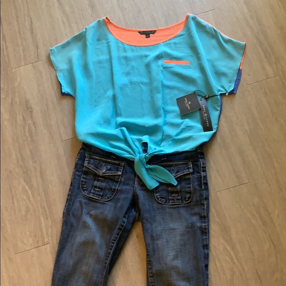 Short sleeve light weight top.